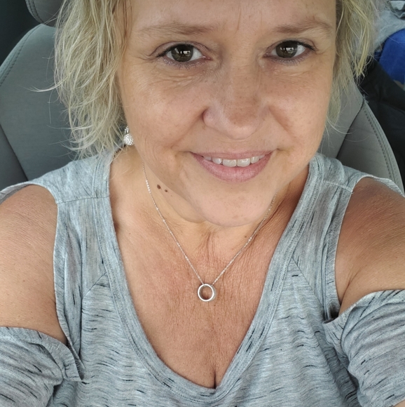 Meet your Posher, Laurie - Picture 1 of 1